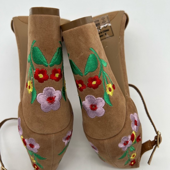 Shoe Republic LA Heeled Sandals Sz 8 Tan Floral Embroidered Ankle Strap - Picture 8 of 16